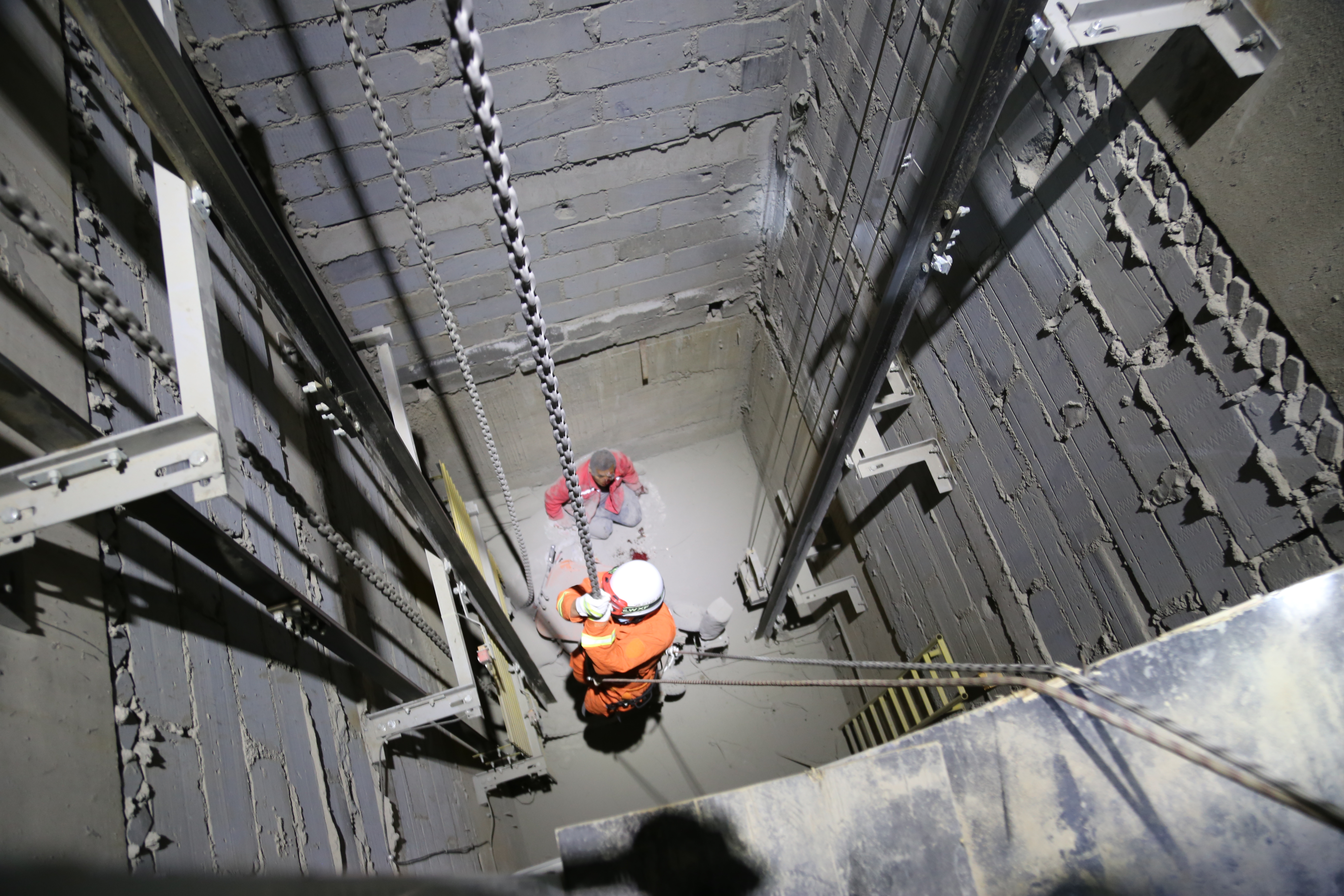 工人不慎掉入4米深电梯井,情况危急