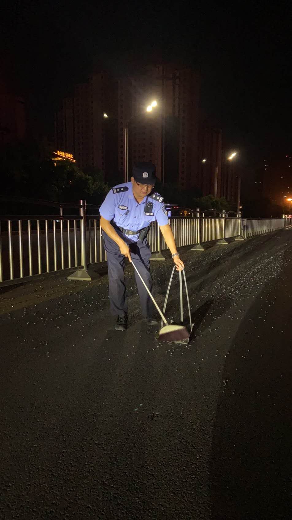 安阳民警深夜扫大街为何得知缘由群众纷纷竖起大拇指点赞