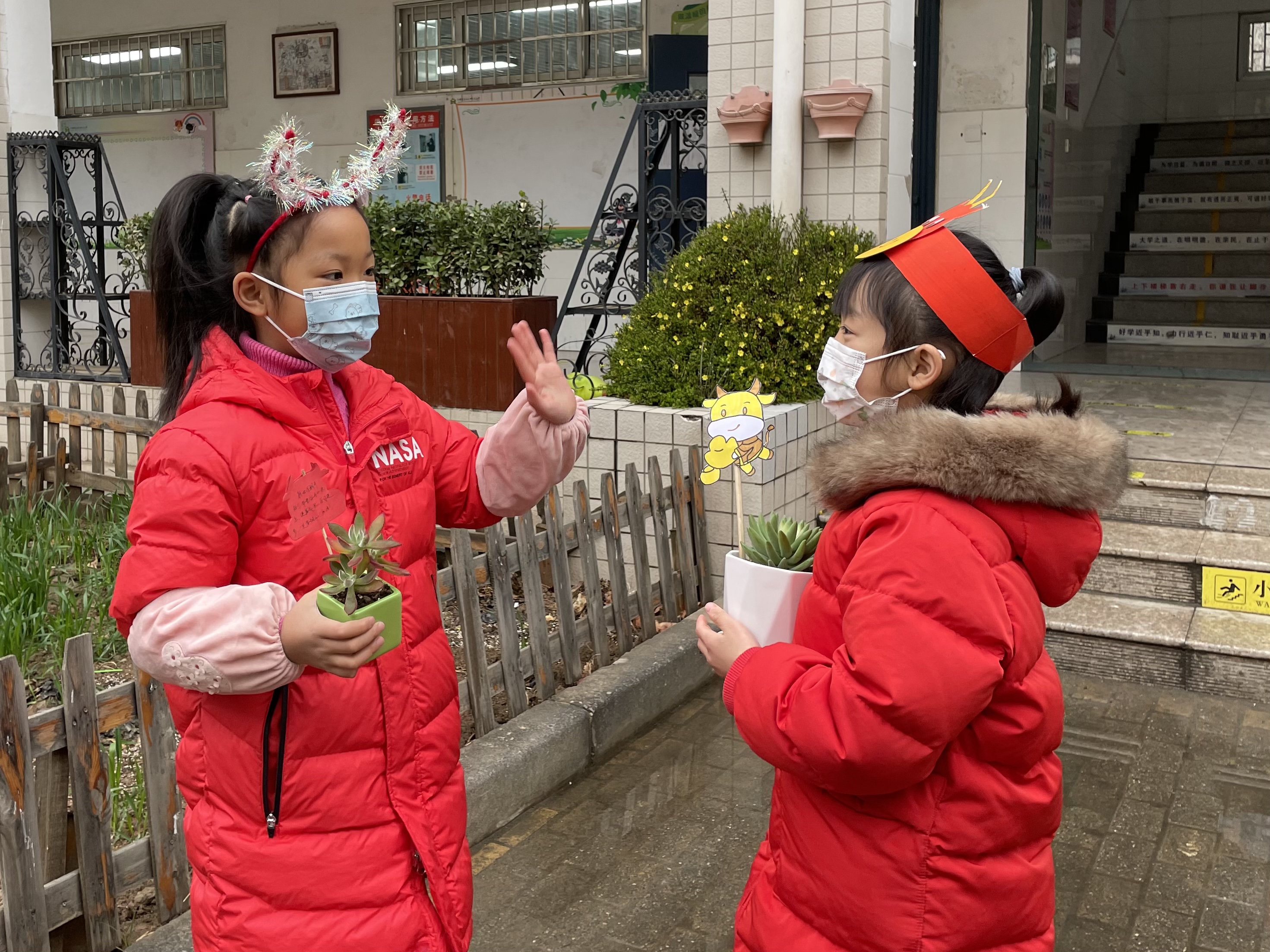 童心向党扬帆远航郑州市四月天小学举行新学期开学典礼