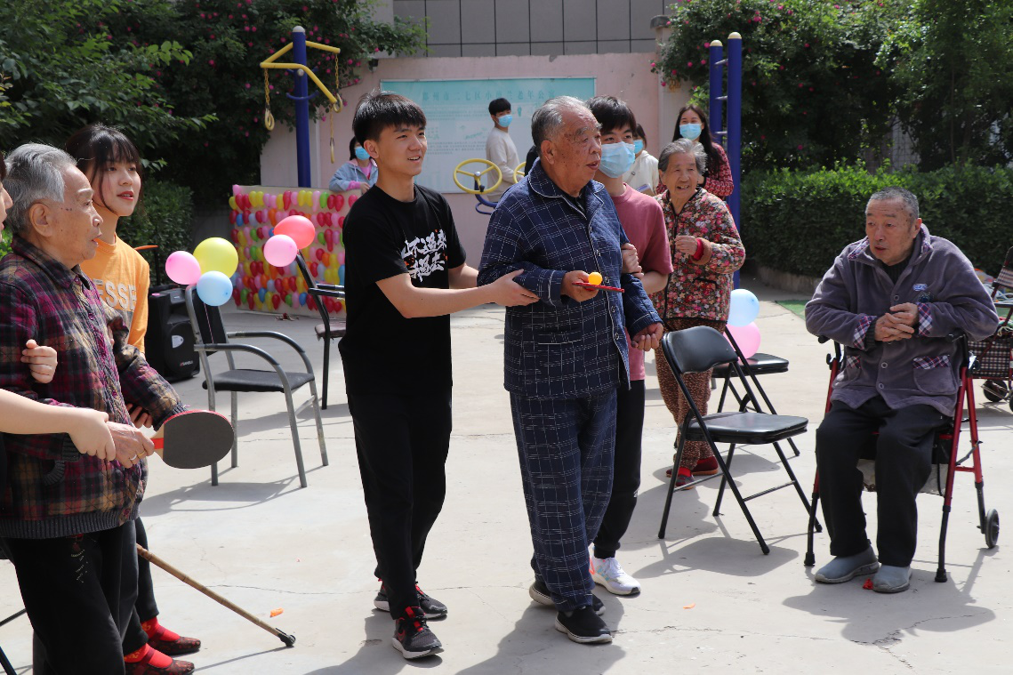郑州中学国际部部分党员,青年学生赴敬老院开展志愿服务