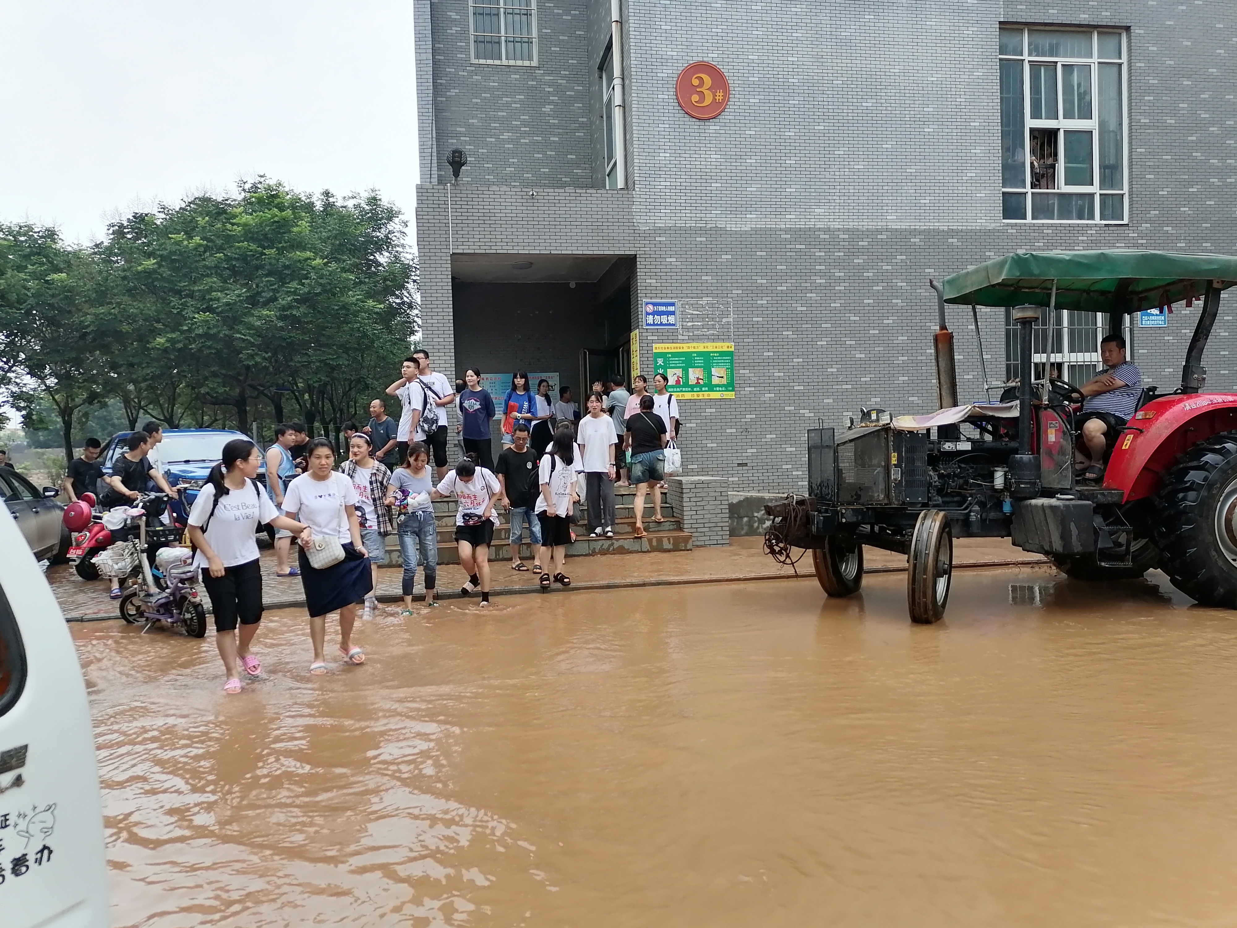 网友直击暴雨后的淇县高级中学