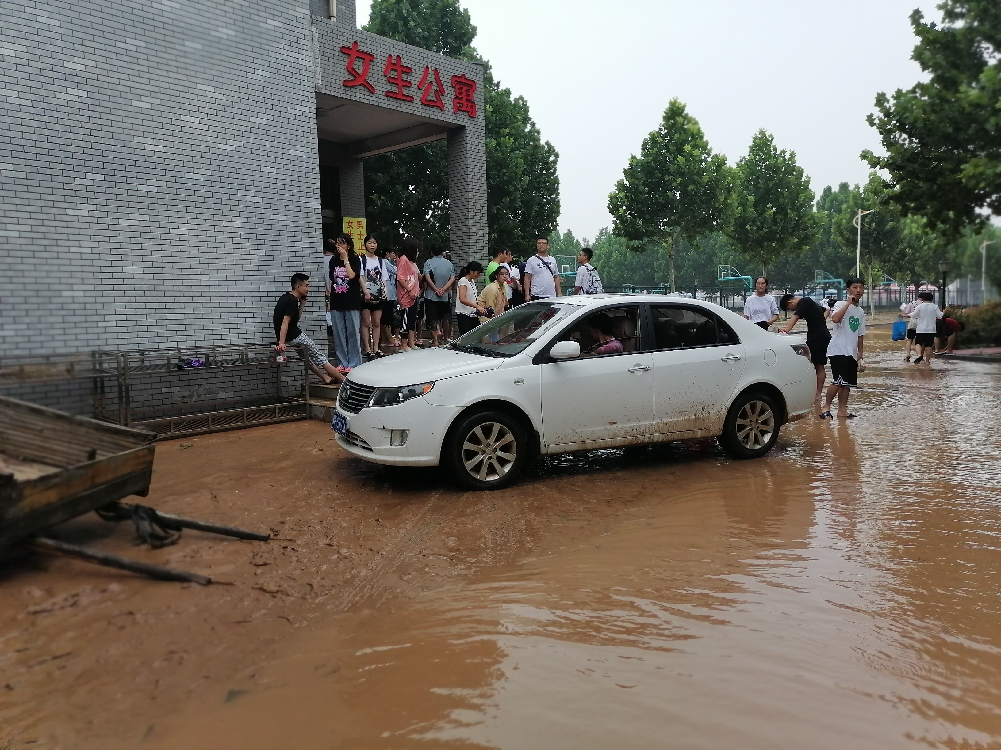 网友直击暴雨后的淇县高级中学