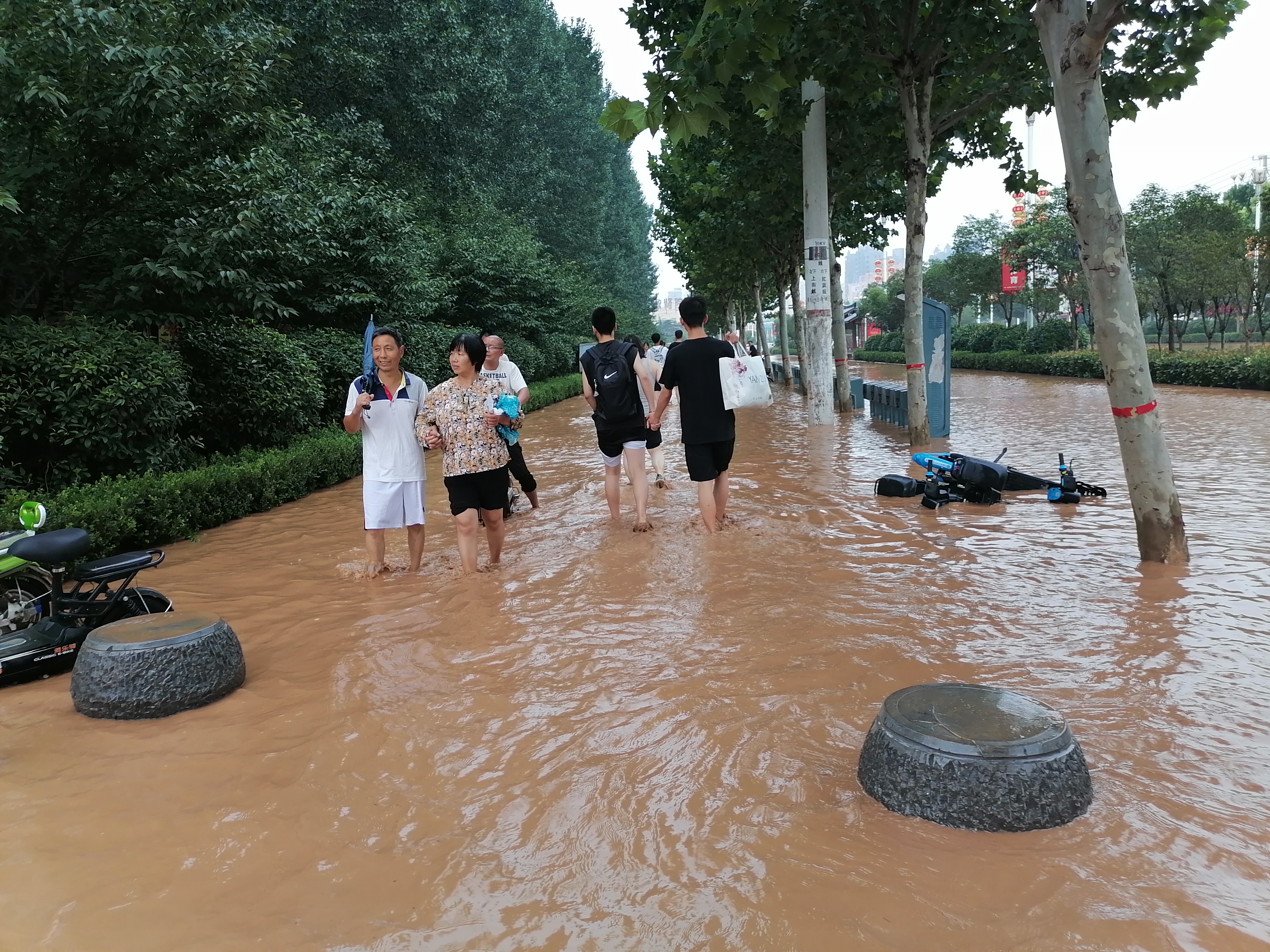 网友直击暴雨后的淇县高级中学