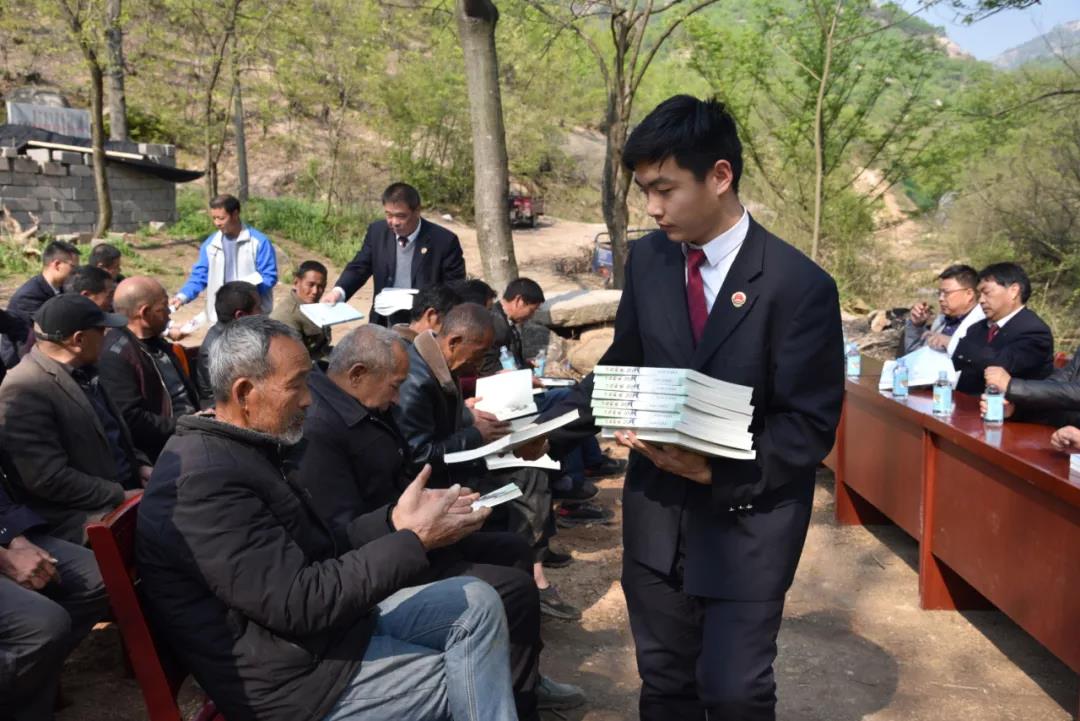 视频丨15秒,泌阳县检察院90后书记员暴雨中救下被电击的镇干部