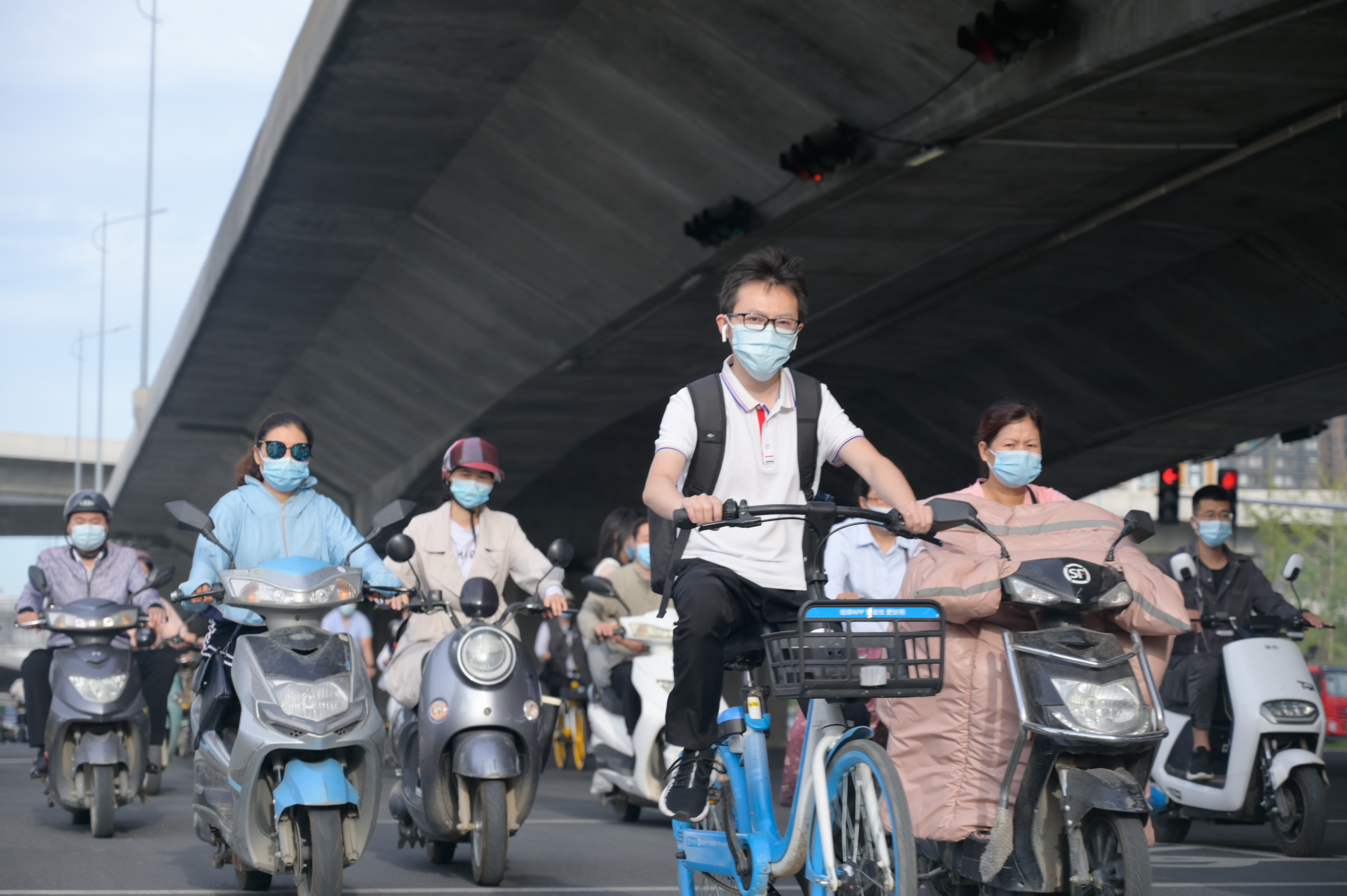【大河网景】城市回归从"头"再来,今天骑车您戴头盔了吗?