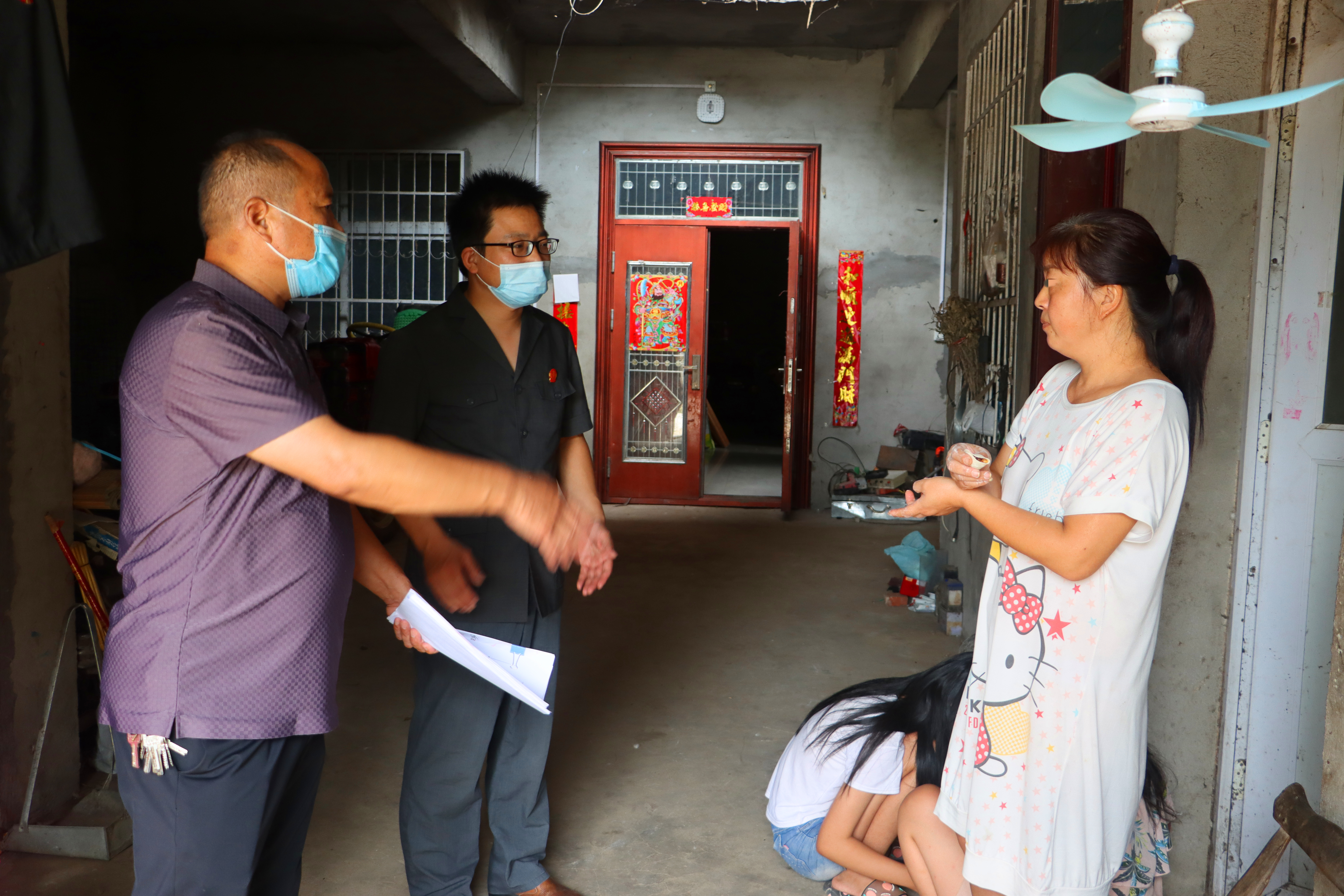 大榆树砸坏邻居屋顶引矛盾南阳宛城区法院诉前调解化纠纷