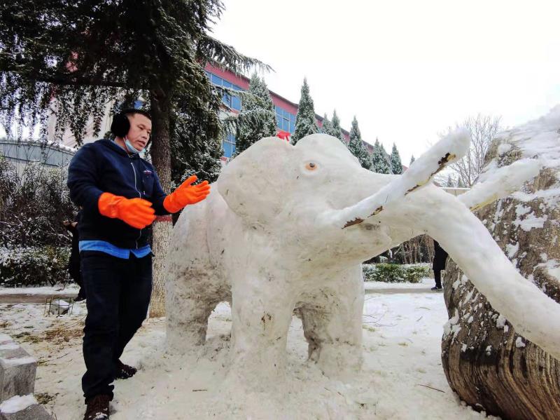 洛阳孟津居民堆雪象迎新春