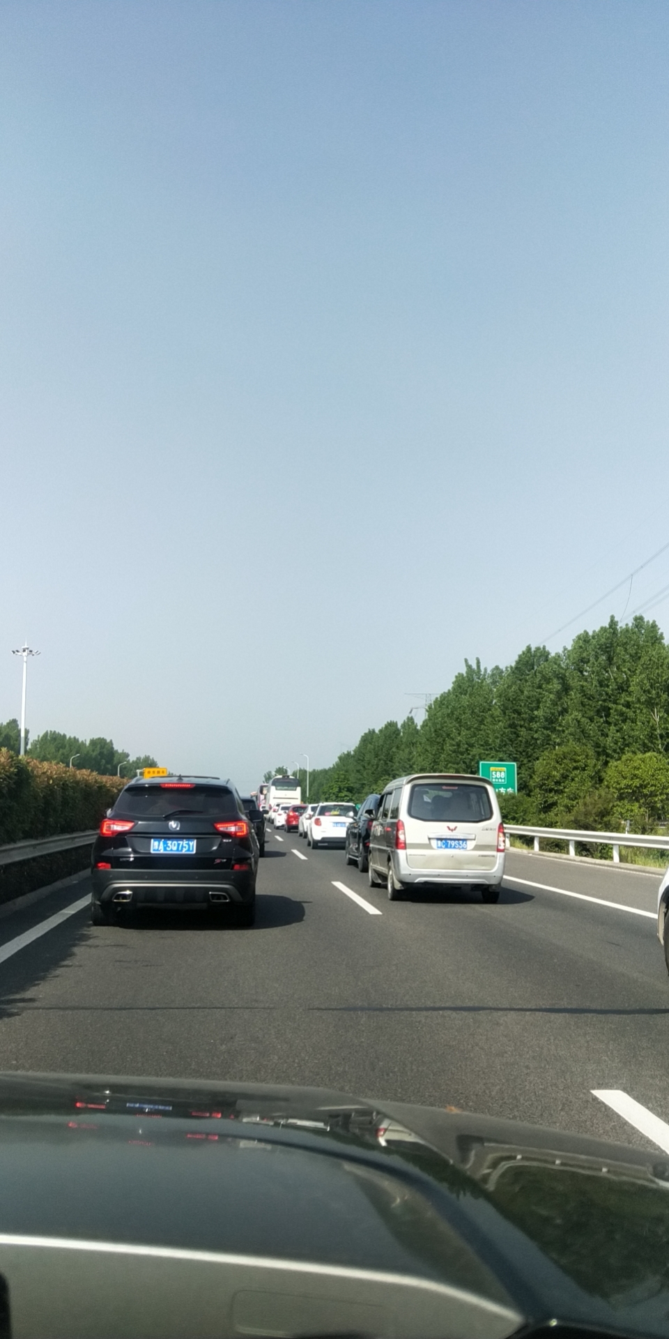 五一假期第一天因车流量大多条高速通行缓慢请提前绕行