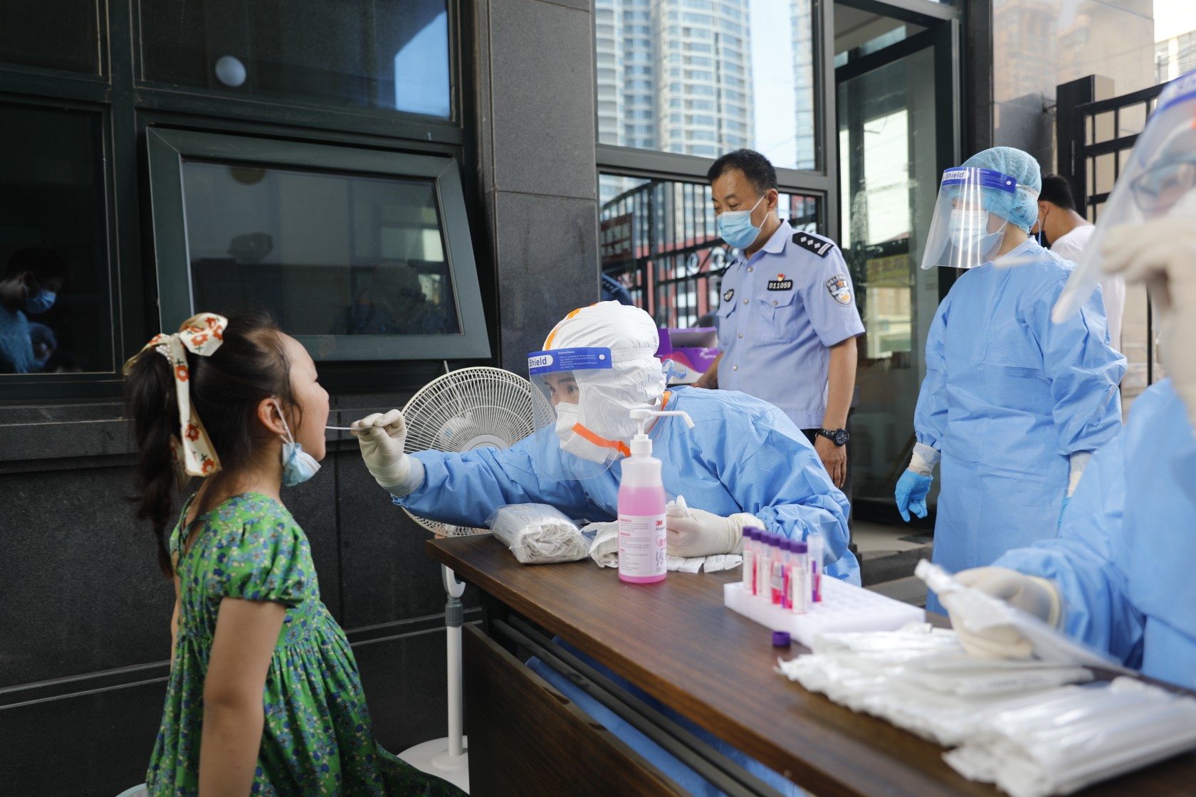 直击郑州核酸检测现场脱下防护服的他们衣服已被汗水浸透