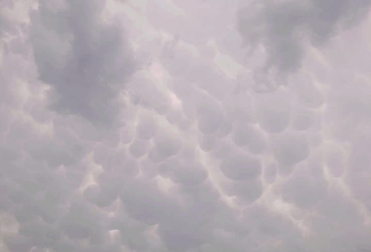 别抬头郑州天空现惊悚乳状云暴雨即将到达