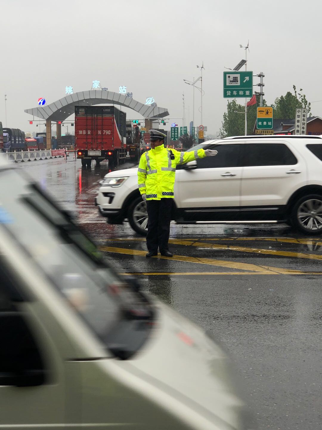 雨水突袭早高峰中牟交警雨中保通