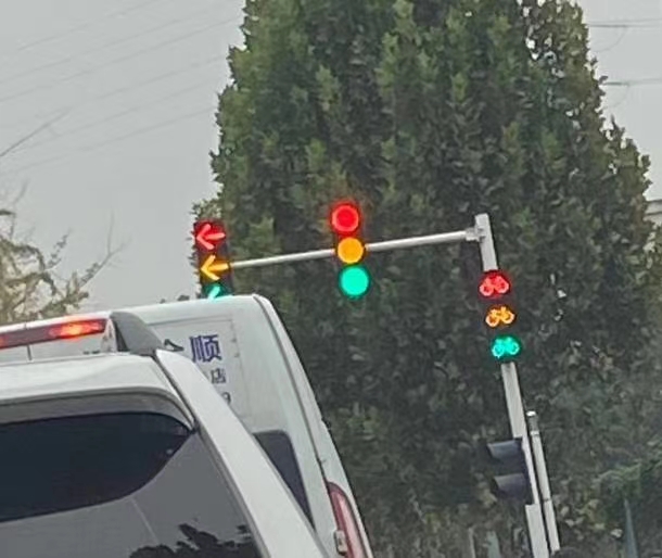 奇葩郑州这个路口信号灯三灯齐亮其实你想走其实不想留