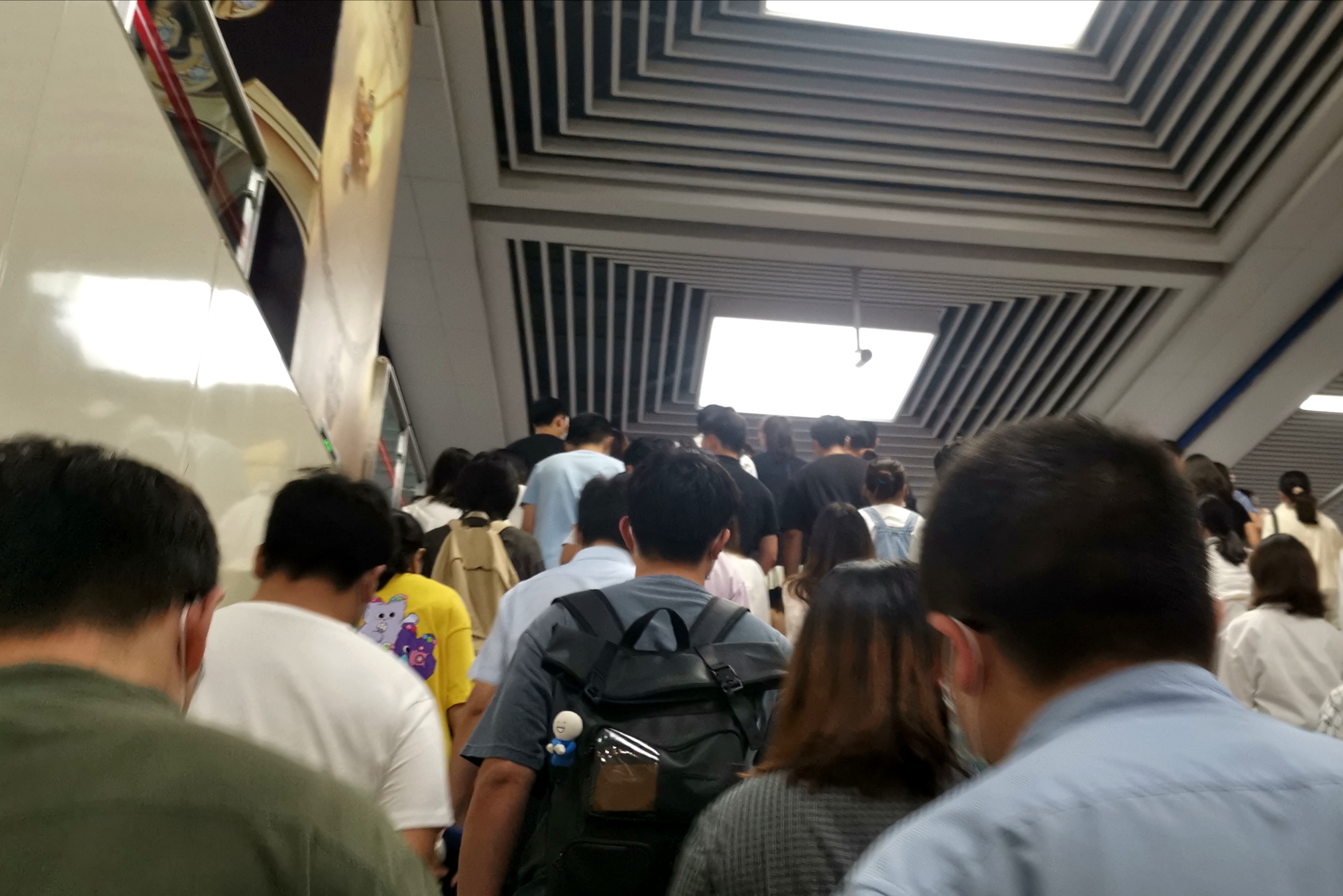 终于等到你!郑州地铁重启后首个早高峰:挤挤挤,快快快
