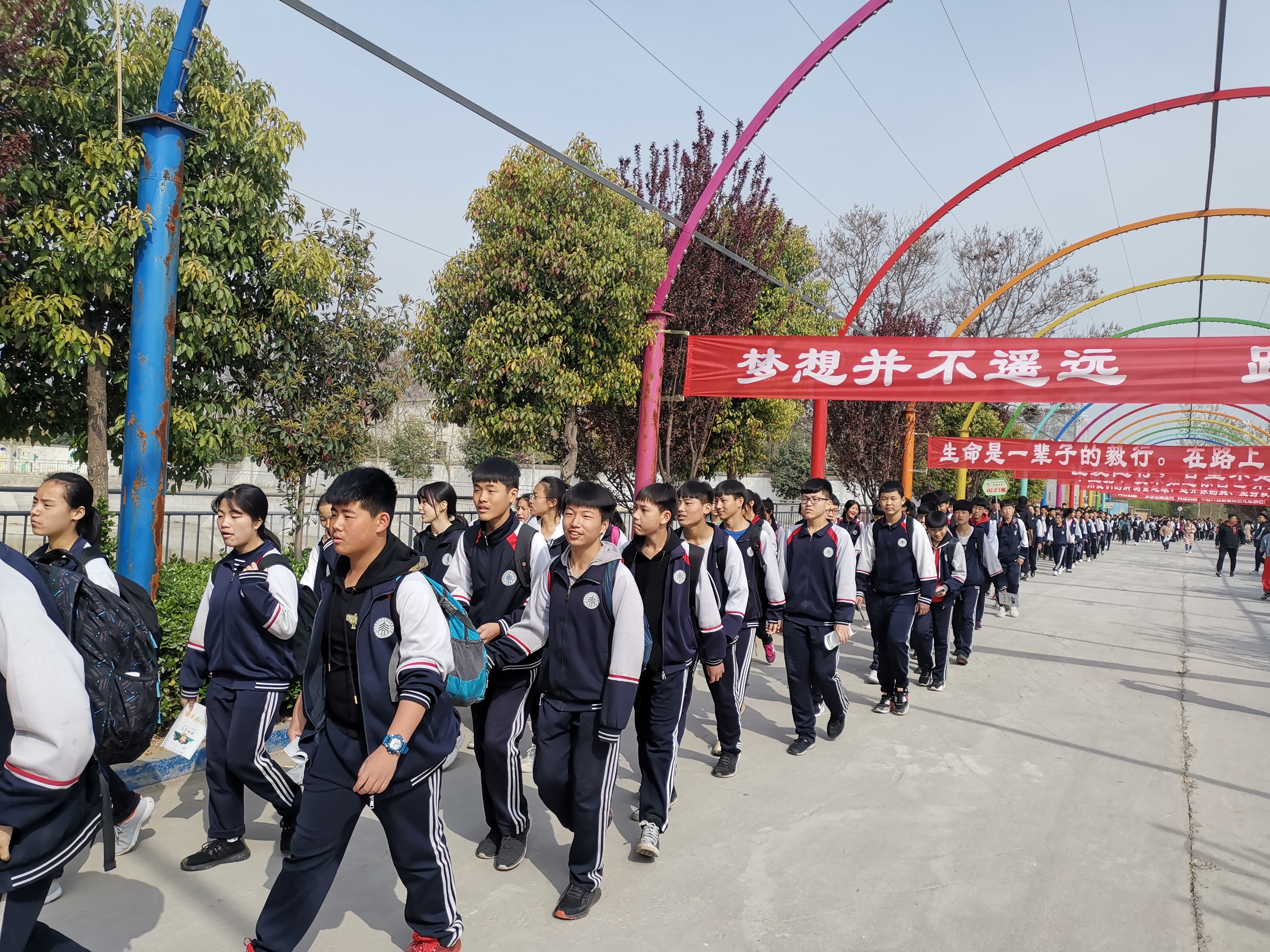 郑州经开实验中学学生挑战24公里远足