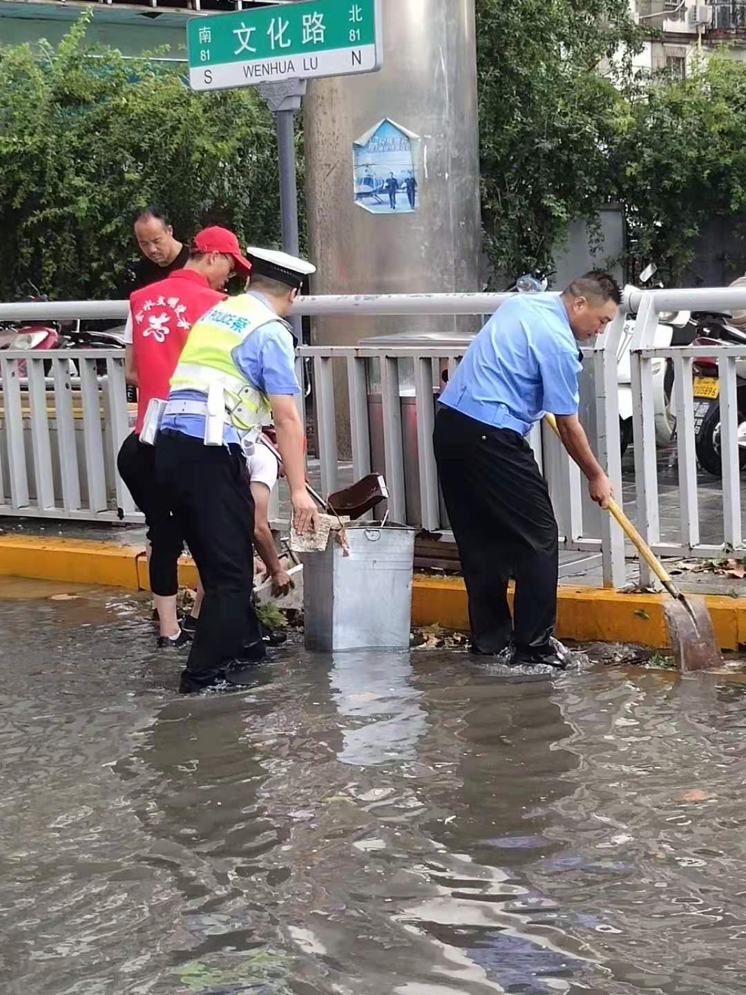 郑州暴雨中这组照片让人既感动又心疼