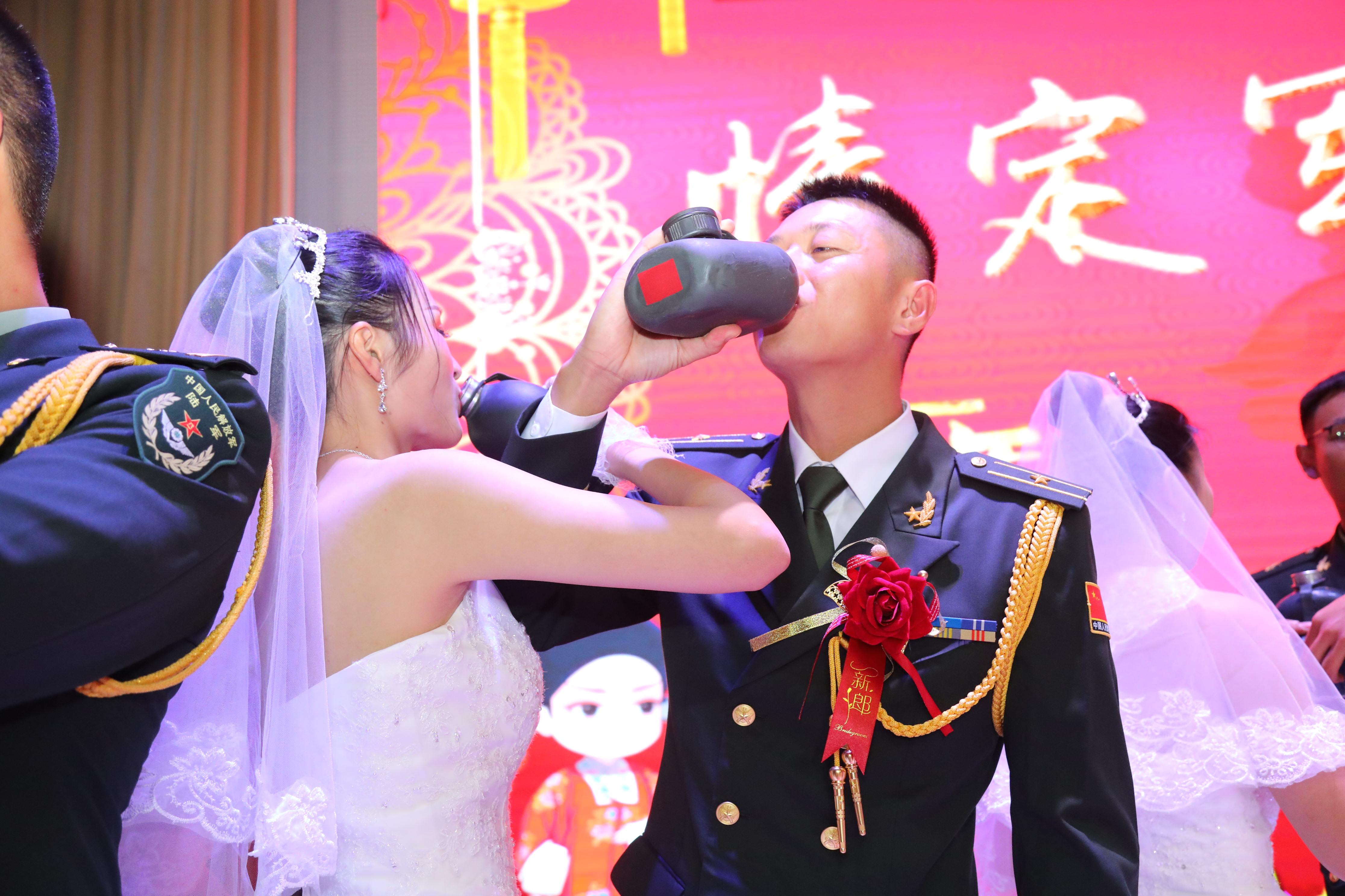 硬核婚礼!29对军人情侣牵手跨过"战车,国庆节举行集体婚礼