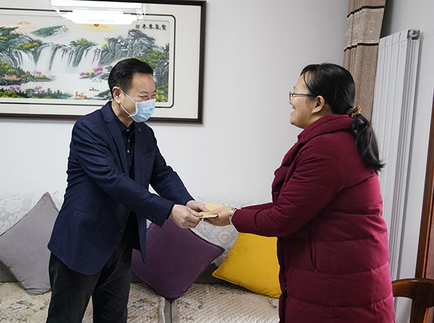(校长任文杰向一线人员家属送慰问金)
