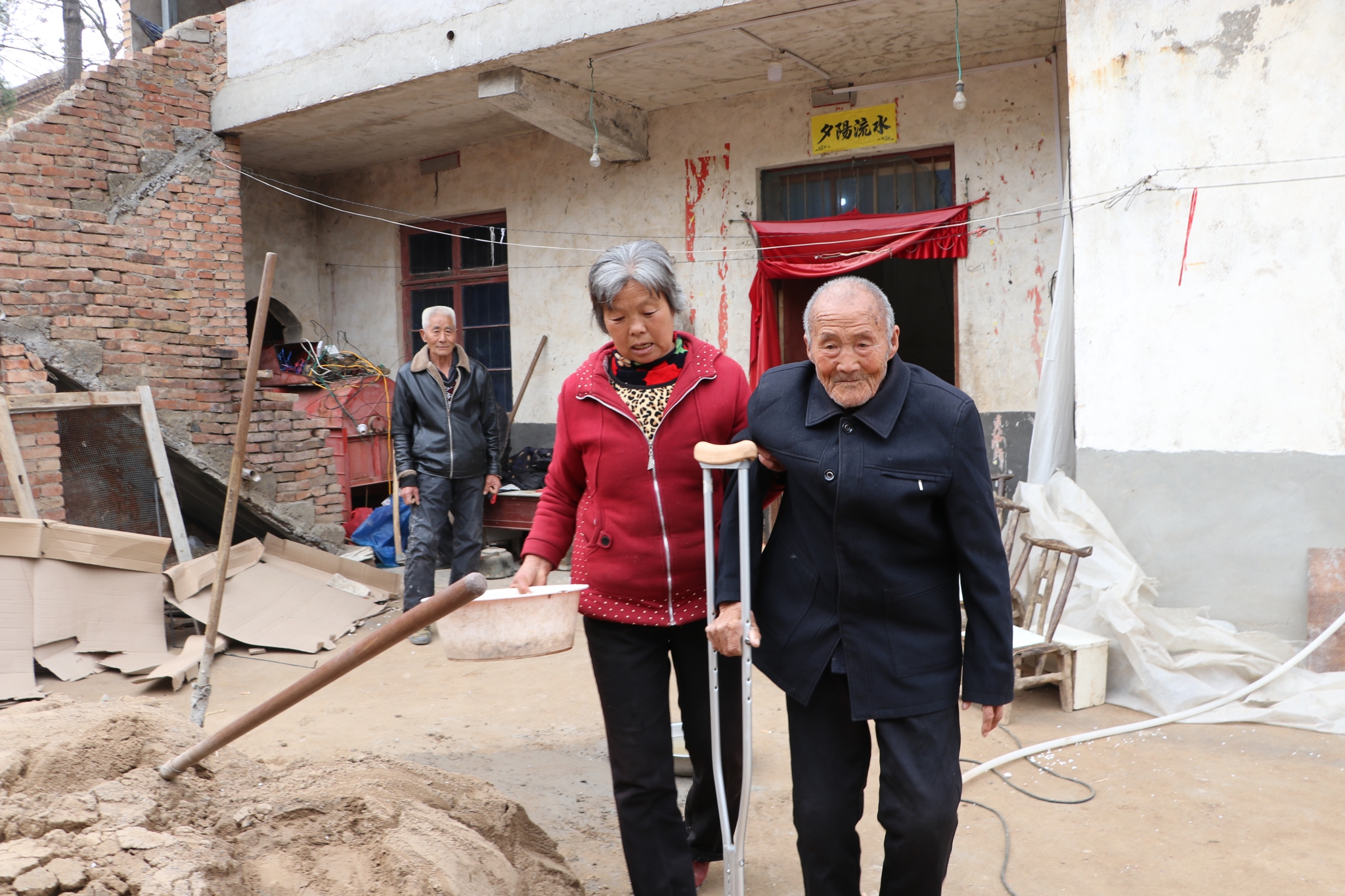 尹庄镇党委书记张博发现张满劳家的房子年久失修,漏雨漏风,存在严重的