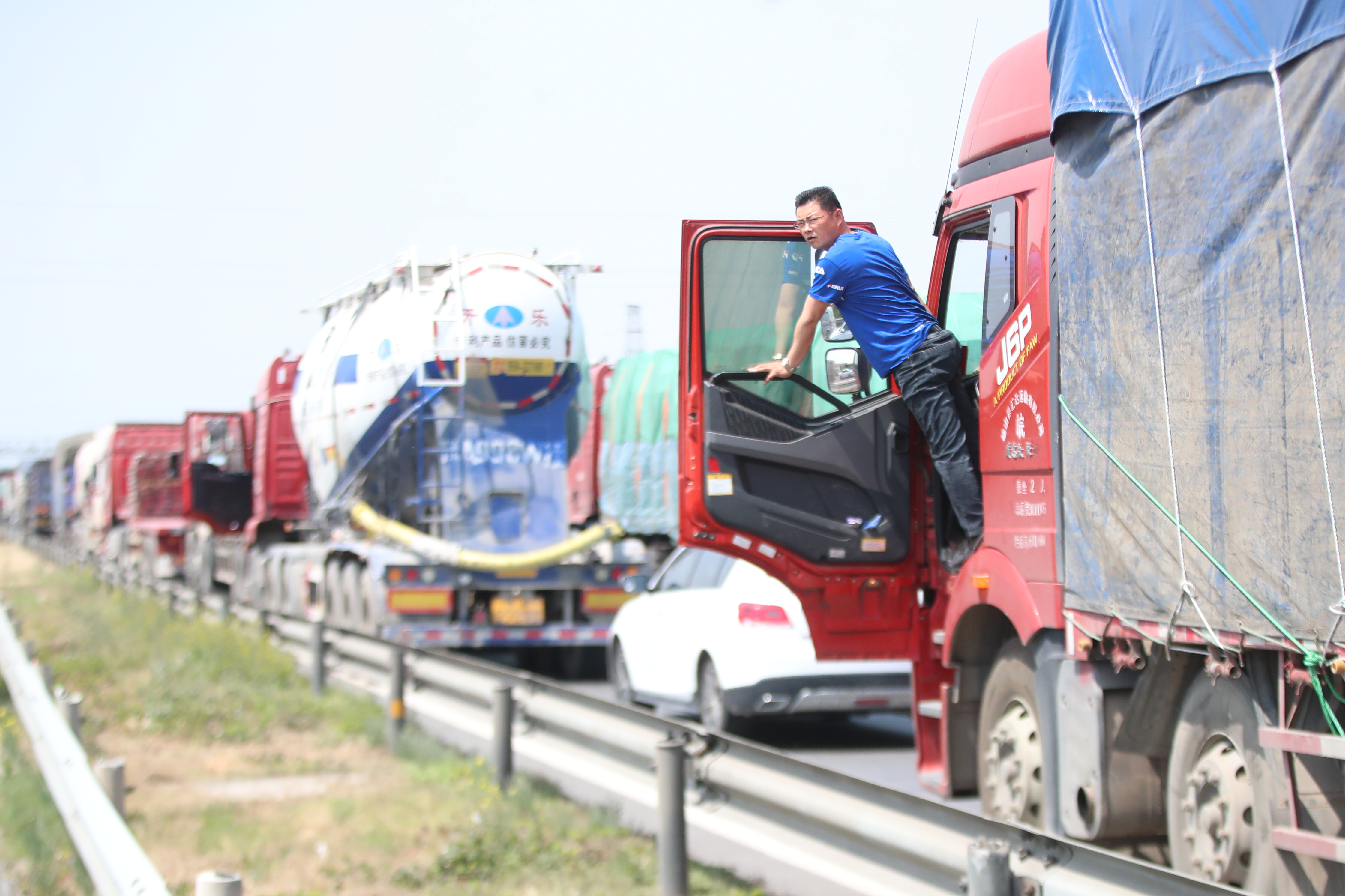 河南高速"忙起来":货车同比增加约30%,交警严查严管五