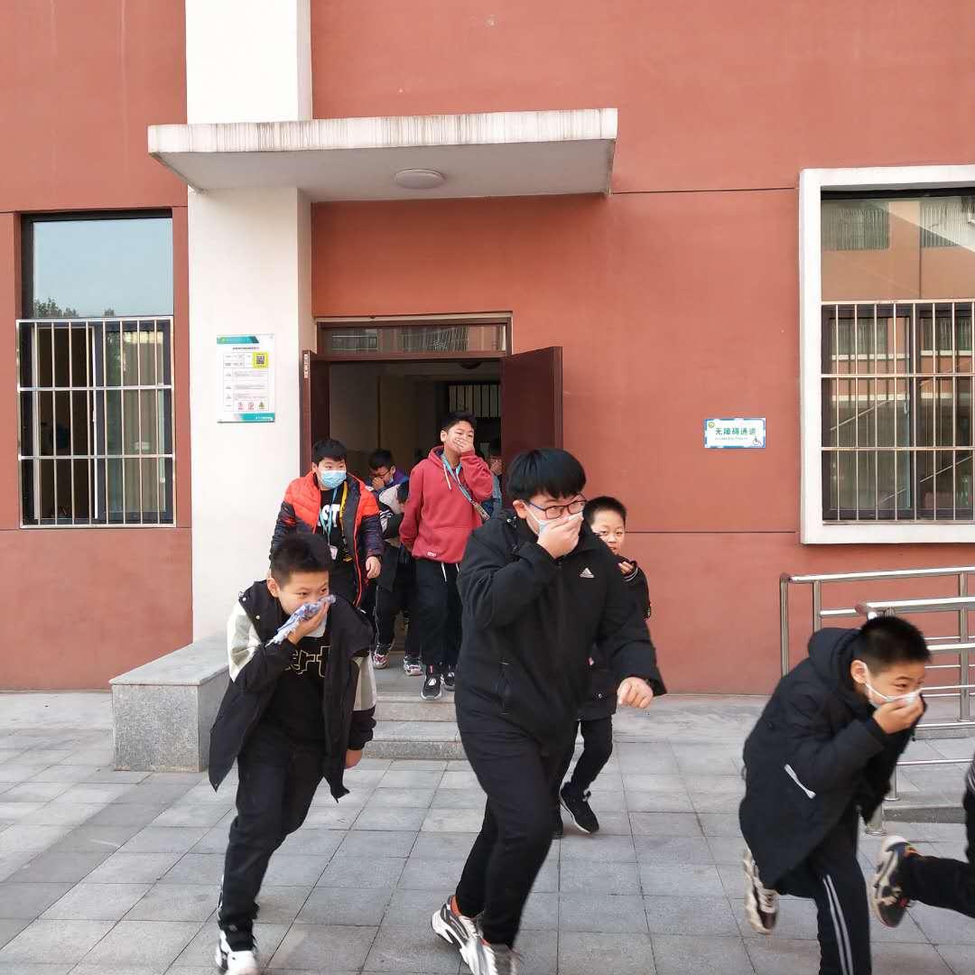 荥阳市索河实验小学开展消防安全疏散演练