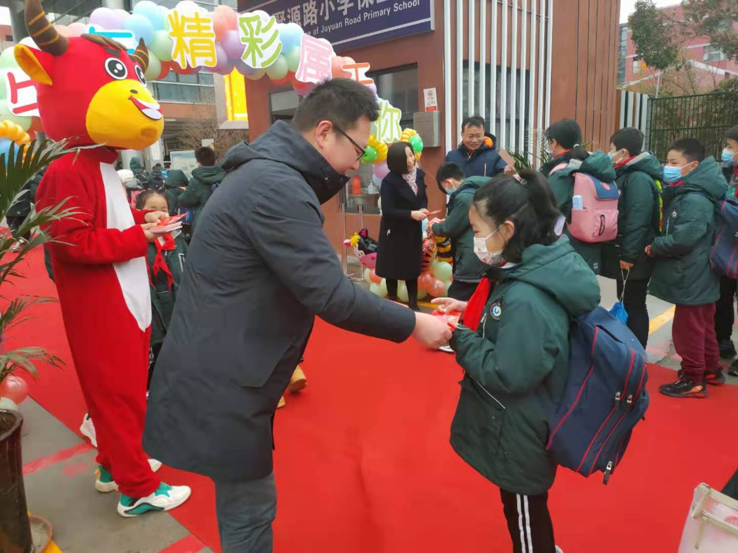 郑东新区聚源路小学开学第一课为孩子们精心准备了一系列惊喜