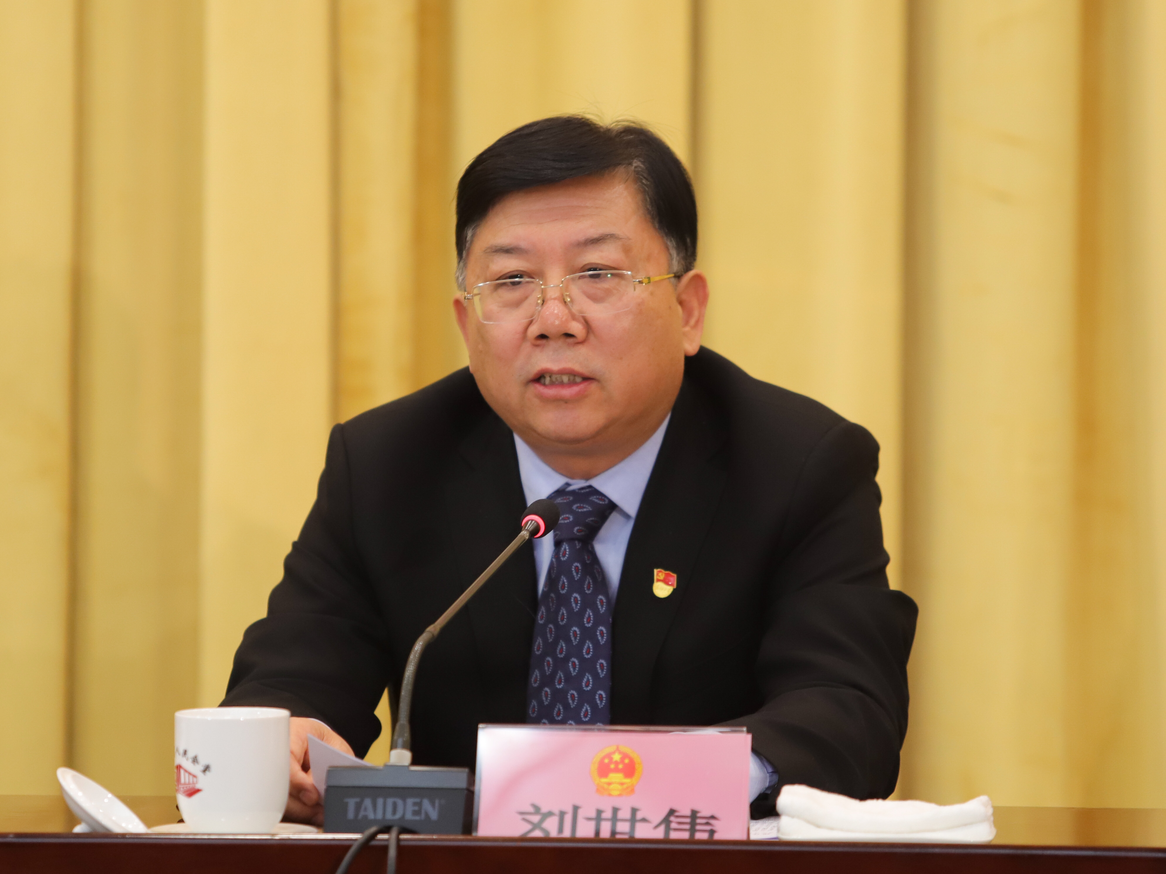 河南省人力资源和社会保障厅厅长刘世伟回答记者提问河南省卫生健康