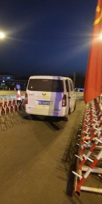 「面包车」一辆面包车往港区疾驶，交警核查后吓一跳