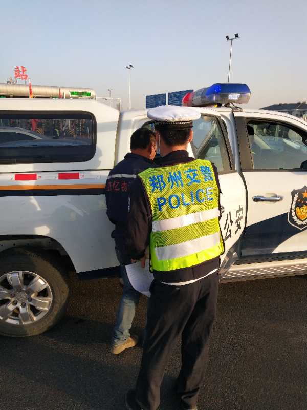 「面包车」一辆面包车往港区疾驶，交警核查后吓一跳