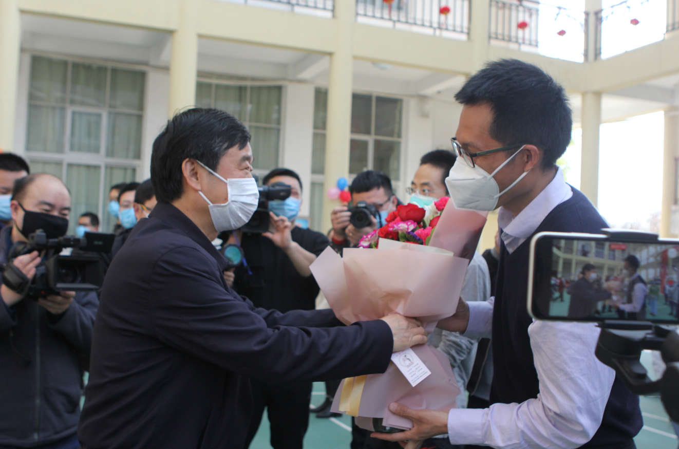 『』警车护送，群众致意！50名白衣战士留观后返程