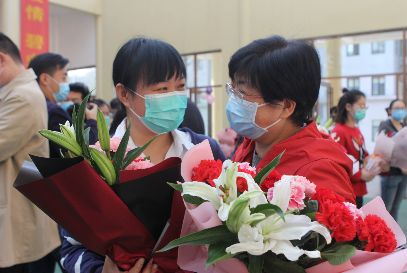 『』警车护送，群众致意！50名白衣战士留观后返程