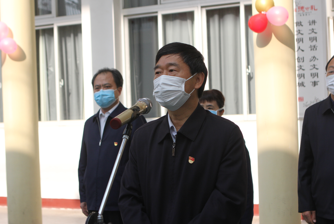 『』警车护送，群众致意！50名白衣战士留观后返程