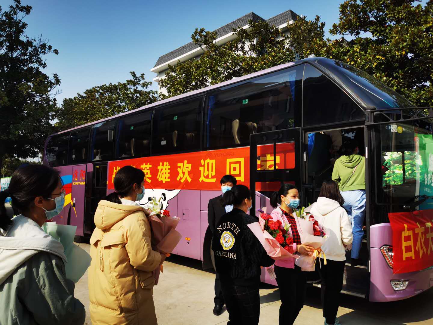 『』警车护送，群众致意！50名白衣战士留观后返程