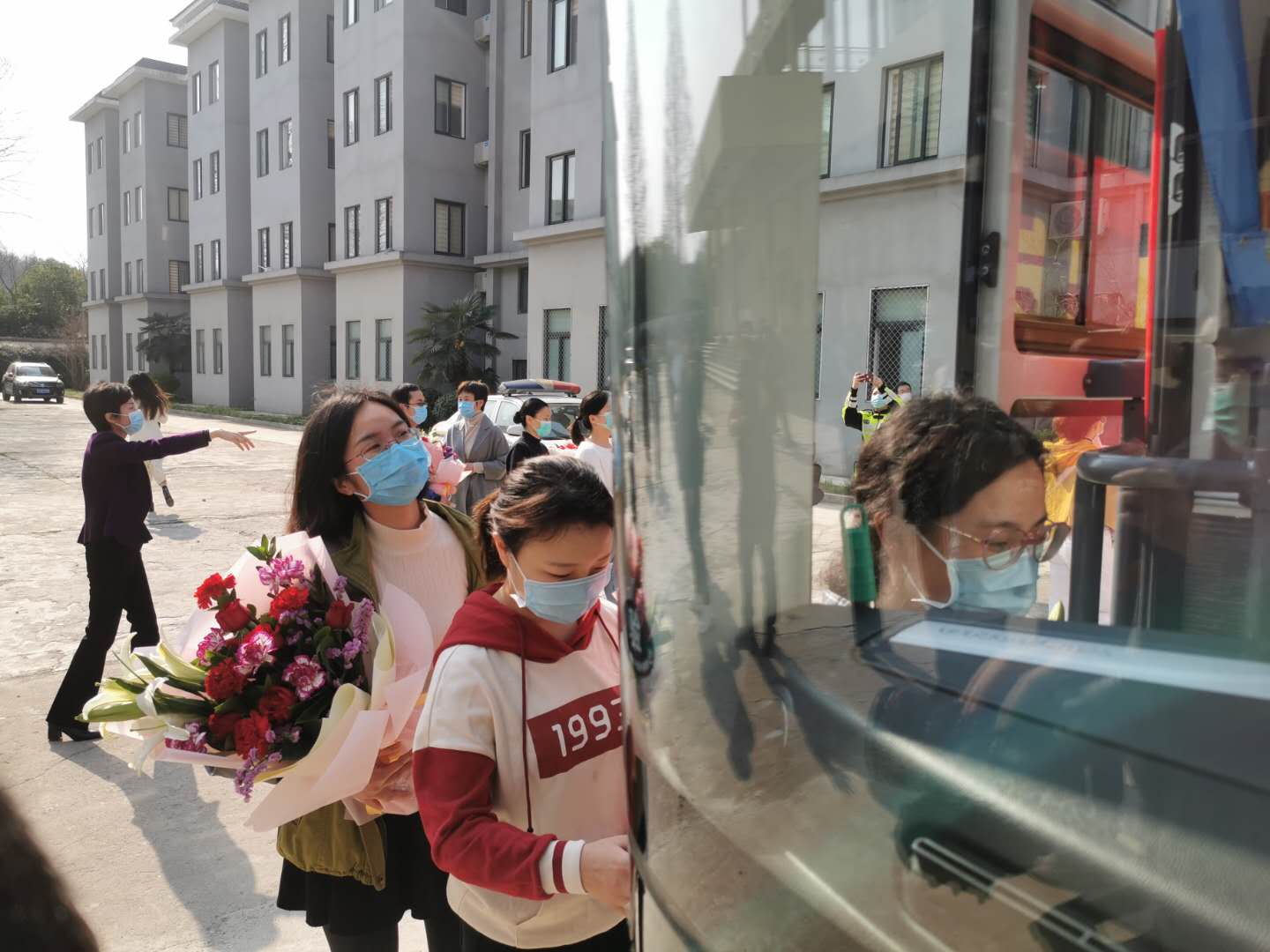 『』警车护送，群众致意！50名白衣战士留观后返程