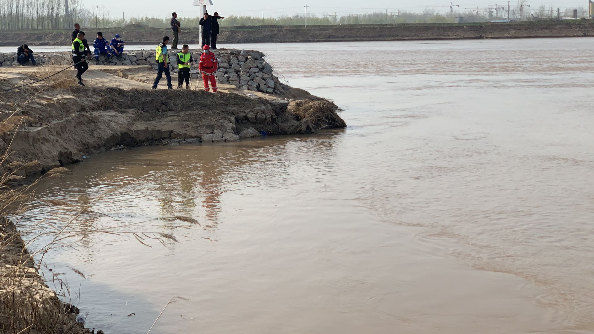 黄河■两少年黄河边落水，一人获救一人失踪
