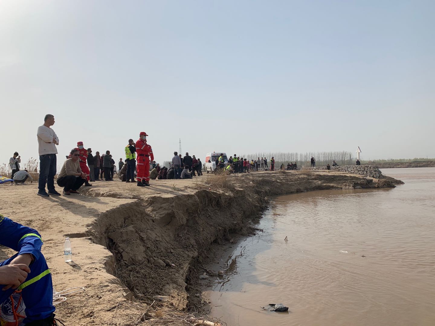 黄河■两少年黄河边落水，一人获救一人失踪