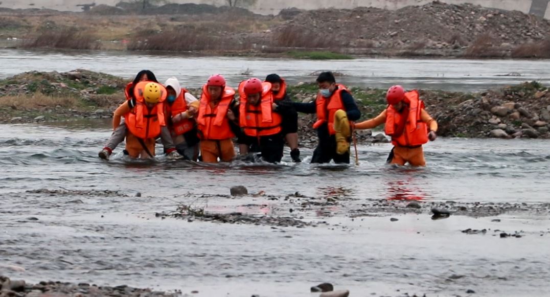 『消防』连续两起！8人河道游玩遇涨水被困，消防趟水把人背出来