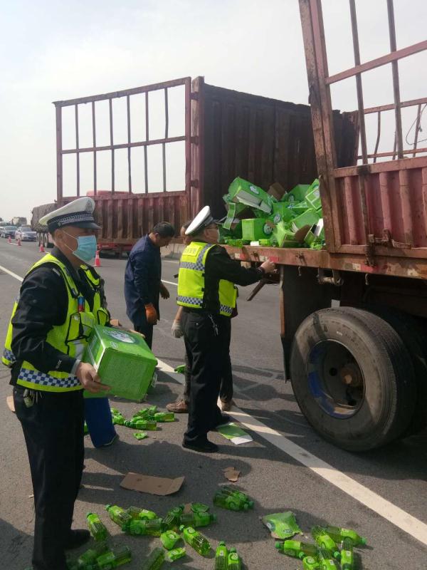 「」数百箱饮料撒落高速，路警联合花6个小时帮忙搬运