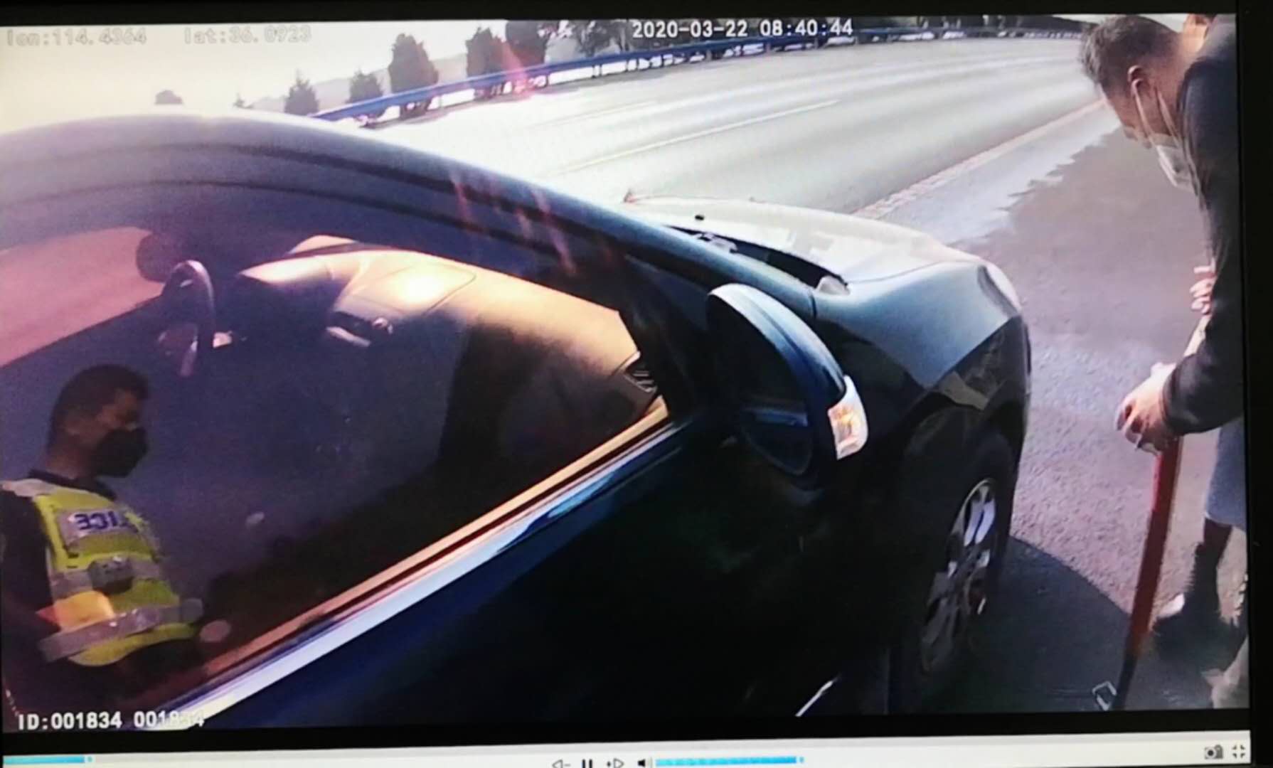 法制：驾车高速上瘪胎，竟拿着老式气筒打气