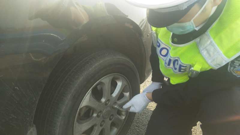 法制：驾车高速上瘪胎，竟拿着老式气筒打气