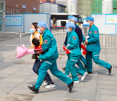 『急诊室』欢迎抗疫英雄回家的仪式现场，医生们救了名孩子