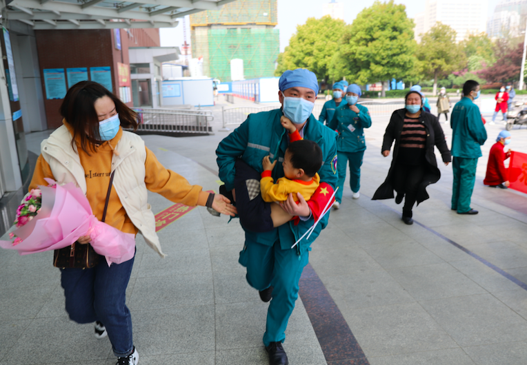 『急诊室』欢迎抗疫英雄回家的仪式现场，医生们救了名孩子