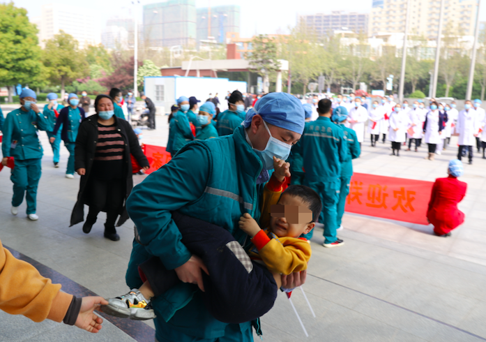 『急诊室』欢迎抗疫英雄回家的仪式现场，医生们救了名孩子