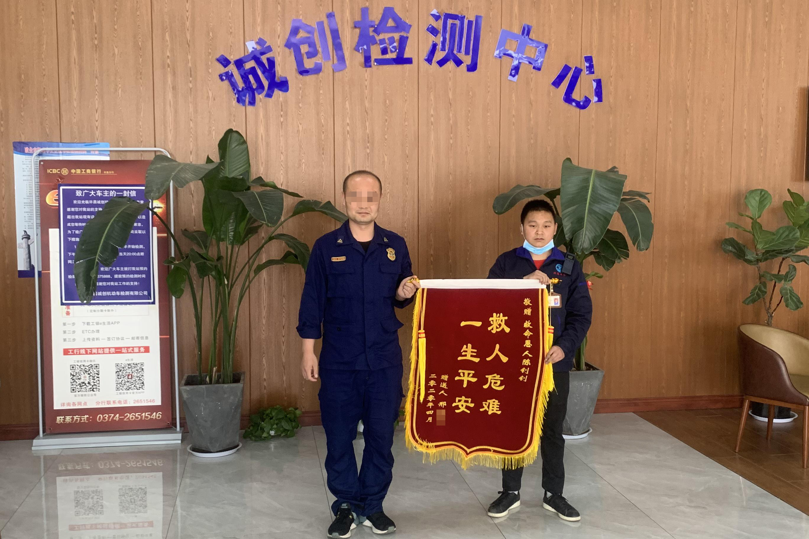 『法制』男子小区门前倒地不起，许昌好司机停车救助