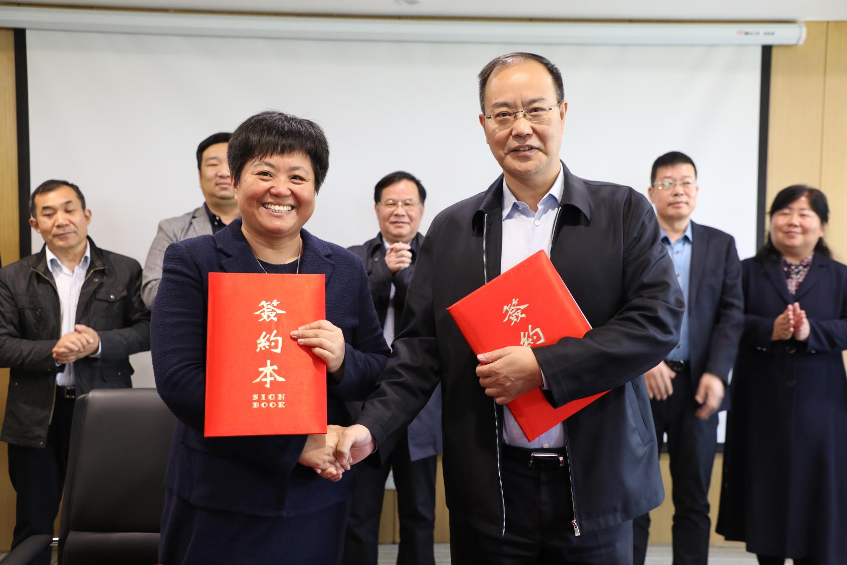 4月15日,河南省进口物资公共保税中心集团有限公司与东方今典集团有限