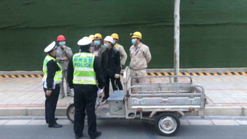郑州各类企业建筑工地纷纷复工复产,一些建筑工人驾乘超员超载车辆