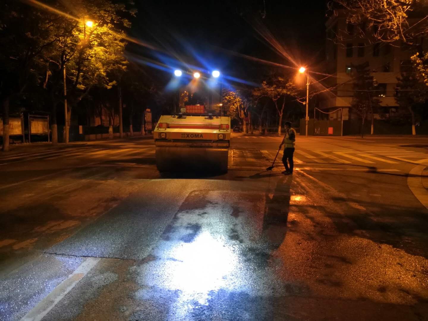 一晚修补近百处漯河市政人白加黑守护城市道路