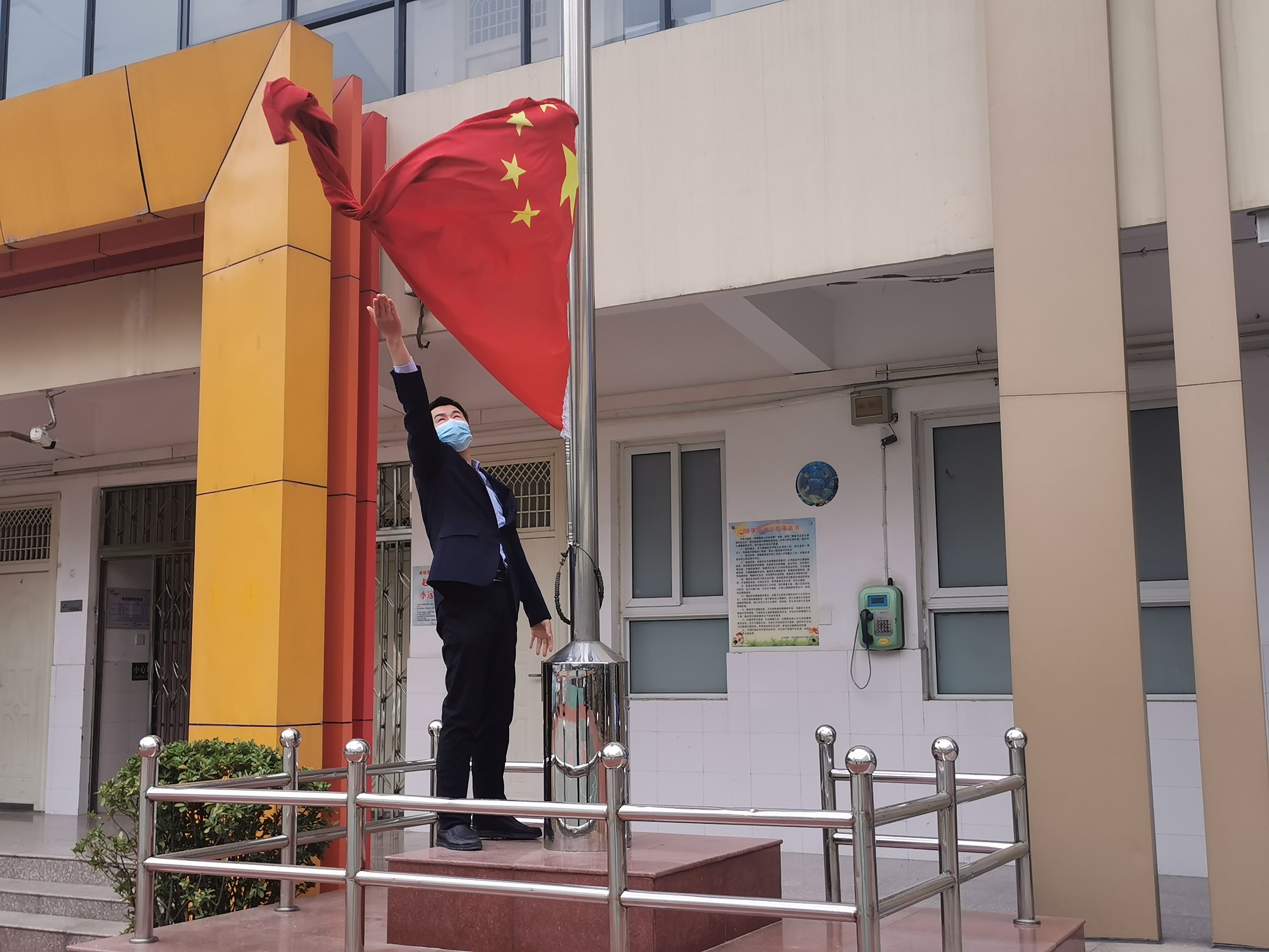 致敬最美劳动者东风路小学举行五一劳动节主题教育活动