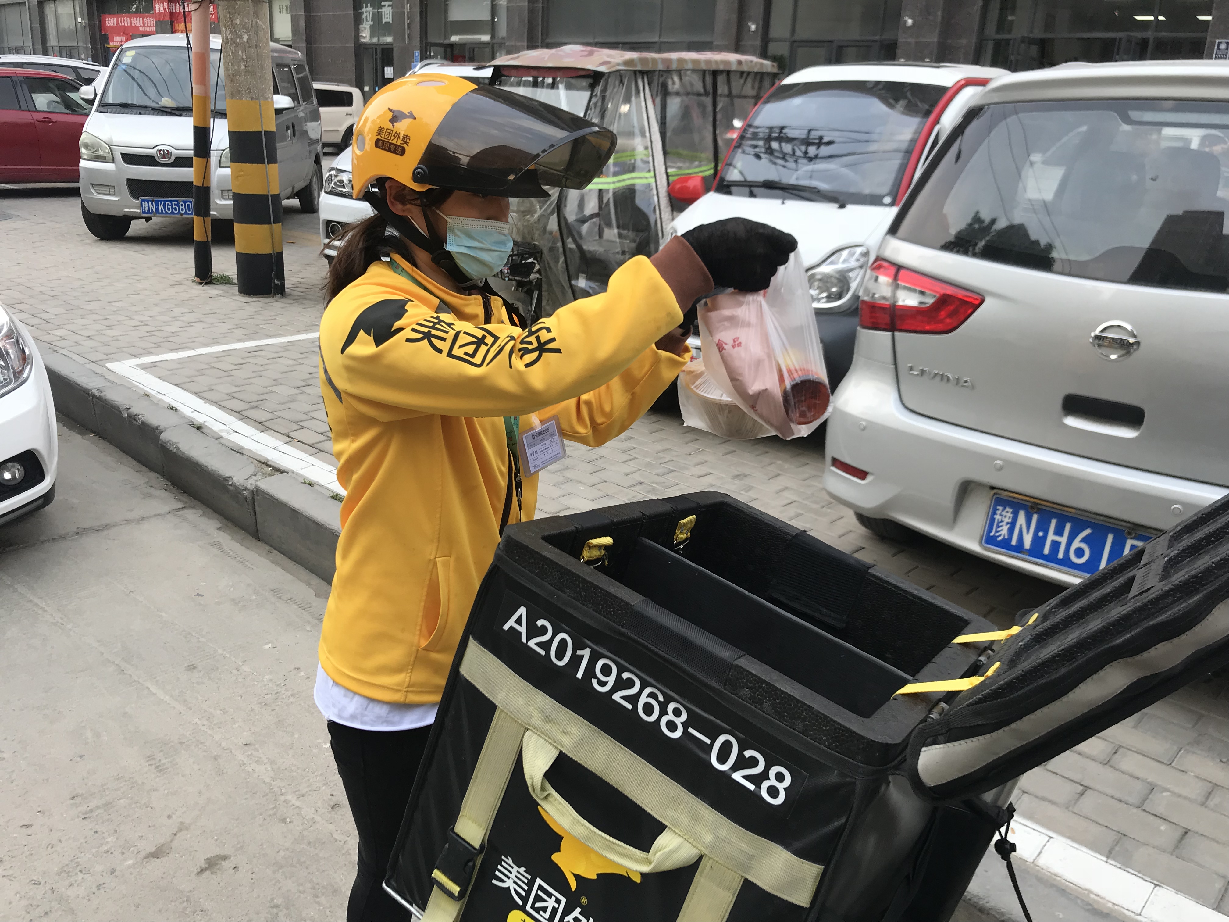 致敬劳动者丨"80后"商丘女骑手申留艳:幸福是靠奋斗出来的-大河新闻