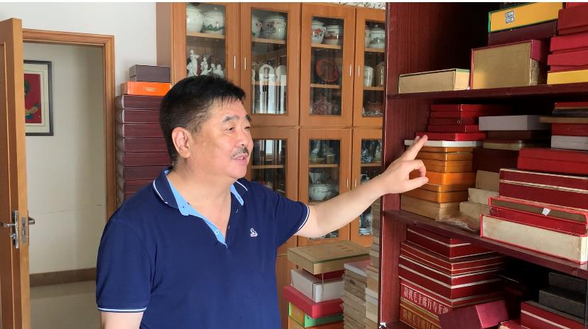 走进陈志全的家,红色气息扑面而来,200平米的房子里,到处是纪念章