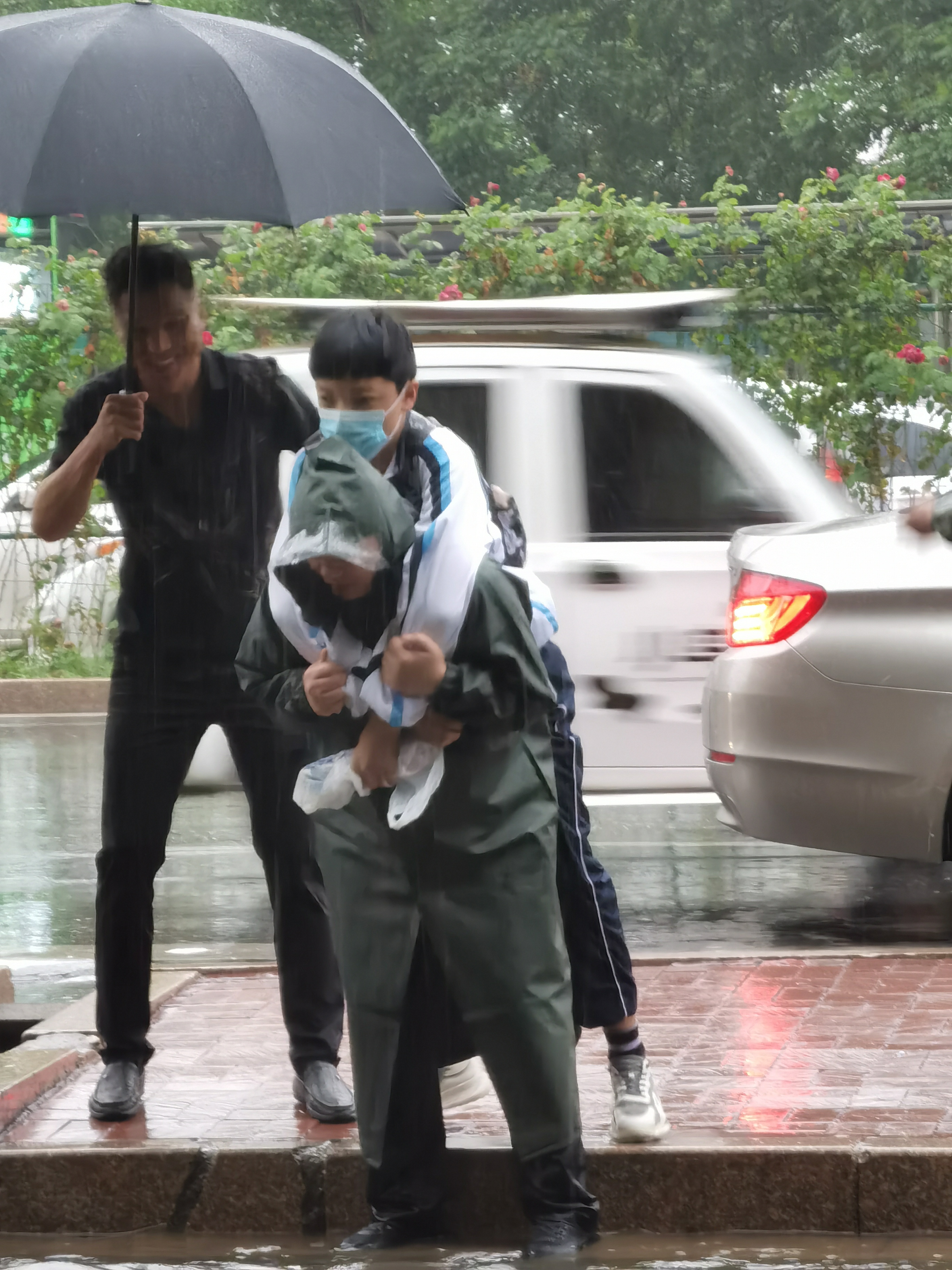 河南商丘河南商丘：老师大雨中背着学生进校园！学生偷偷“表白”……